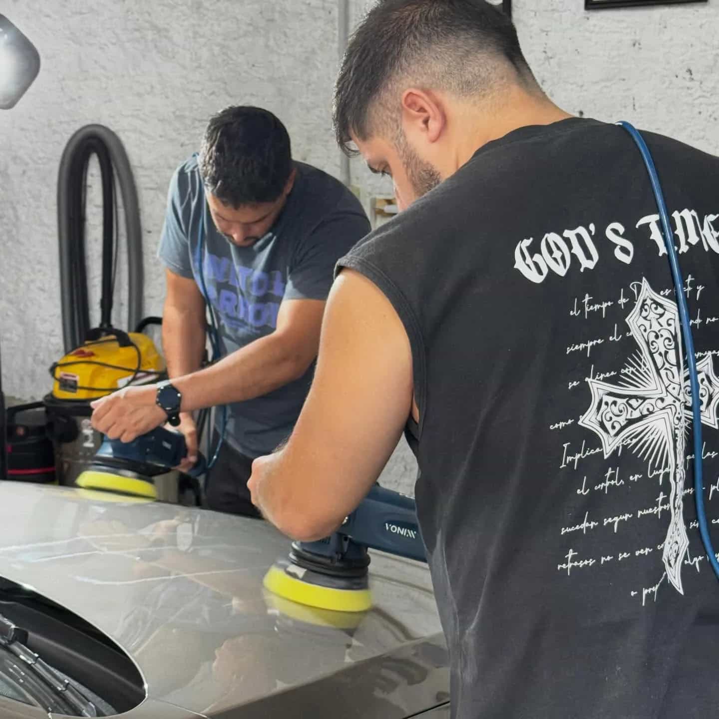 Alumnos de Cursos Detailer durante una práctica de pulido