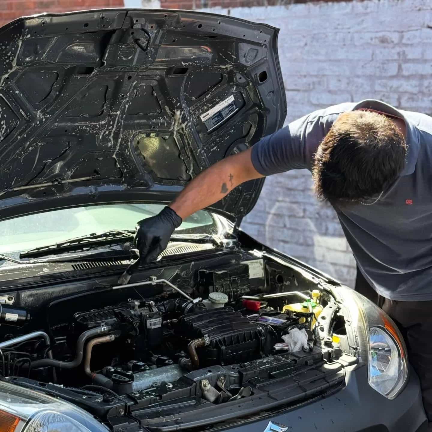 Práctica de limpieza de motor en Cursos Detailer