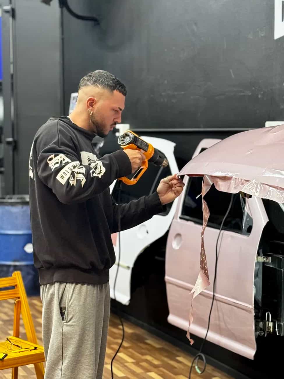 Trabajo de ploteo vehicular en la escuela
